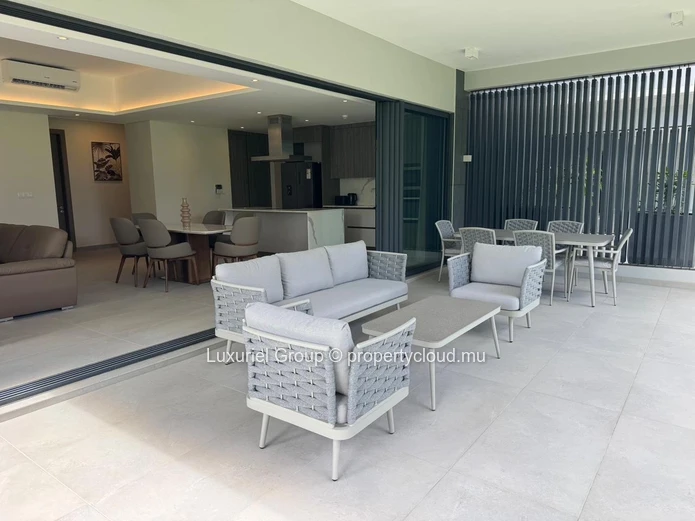 Modern Ground-Floor Apartment with Large Veranda and Pool