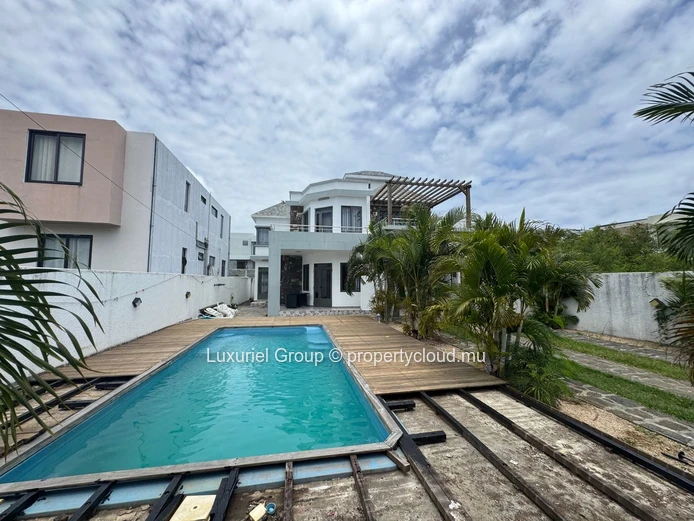 Elegant 4-Bedroom Villa with Pool and Garden in Prestigious Pereybere