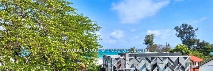  Bright and Modern 2-Bedroom Apartment with Sea View in Pereybere