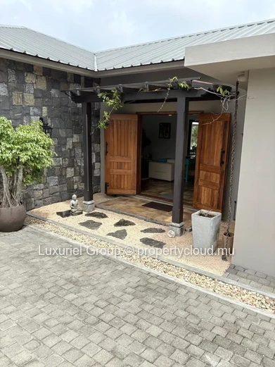 Live the Mont Piton Lifestyle in This Stunning Contemporary Villa