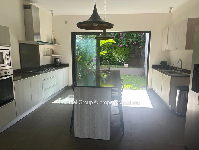 4-Bedroom Villa with Pool and Garden in Pereybere
