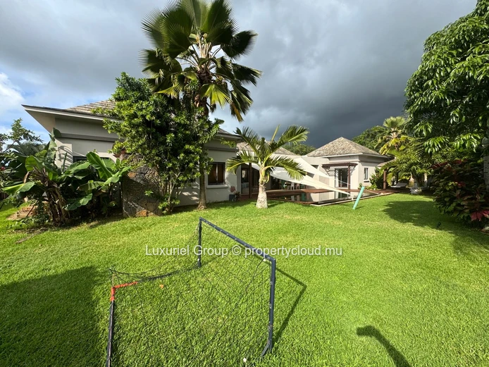 Exceptional Villa In The Heart Of A Secure Estate