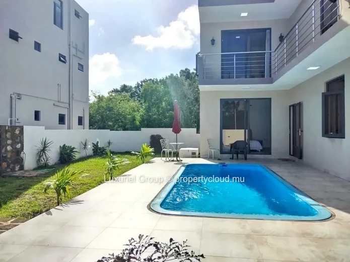 Contemporary Villa with Pool, 4 En-Suite Bedrooms and Terraces 