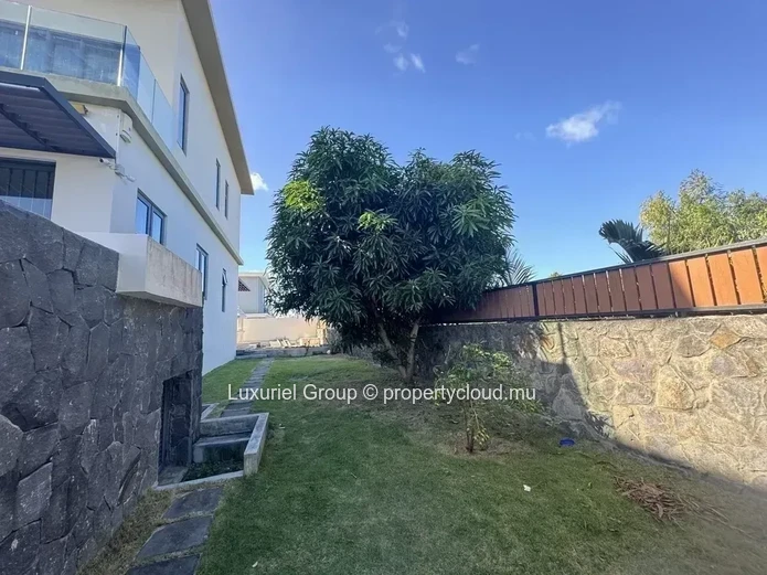 Exclusive 6-Bedroom Luxury Villa with Infinity Pool in Mont Choisy