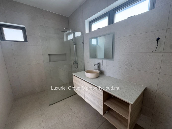 New Build Villa in Péreybère with En-Suite Bedrooms 