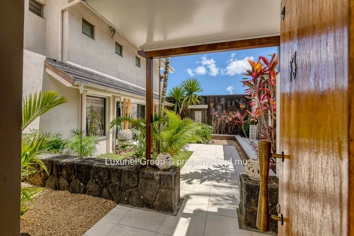 High-End Villa in a Secure Private Residence – Grand Baie