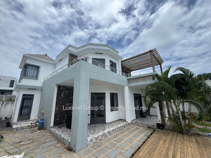 Elegant 4-Bedroom Villa with Pool and Garden in Prestigious Pereybere