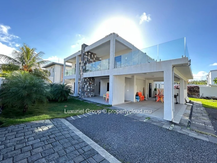 Prestige Villa Rental in Bain Boeuf – Comfort, Space & Security