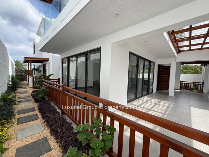 Modern Villa of 5 Bedrooms, Private Pool, Spacious Interiors