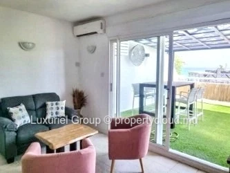  Bright and Modern 2-Bedroom Apartment with Sea View in Pereybere