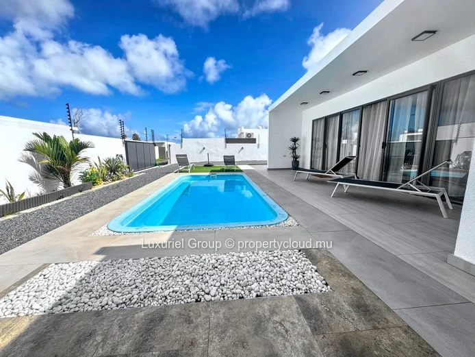 Beautiful New Contemporary Villa Local Market