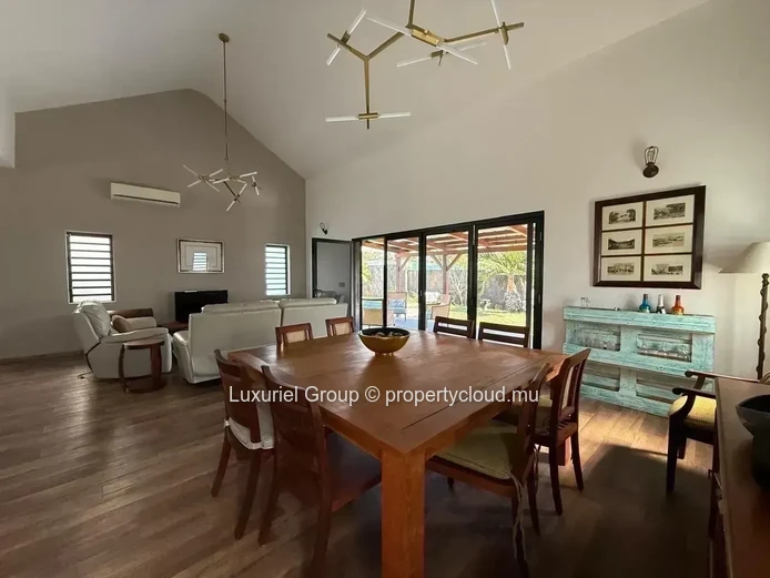 Elegant Contemporary 3-Bedroom Villa With Private Pool In Royal Park