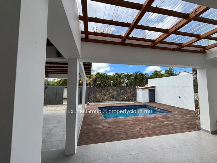 Modern Villa of 5 Bedrooms, Private Pool, Spacious Interiors