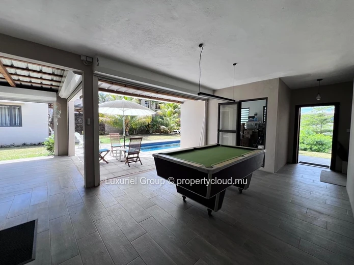 Elegance & Comfort – Contemporary Villa With Independent Suite