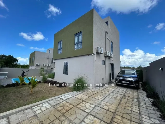 Modern 4-Bedroom Villa with Swimming Pool – Pereybere