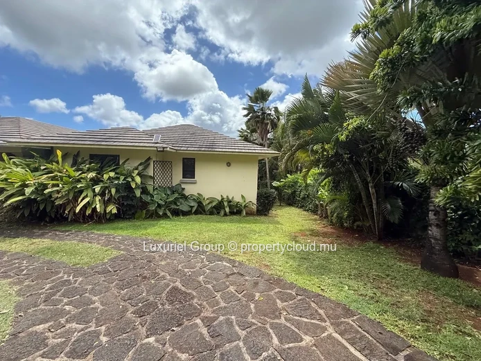 High-End Villa With Ensuite Bedrooms & Tropical Garden