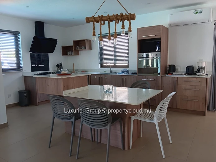 Villa for sale in Grand Baie – 3 bedrooms, swimming pool, secure residence