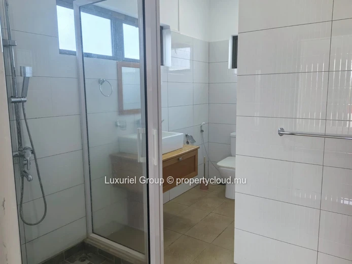 Spacious Villa with Pool, Rooftop, and Security – Mont Choisy