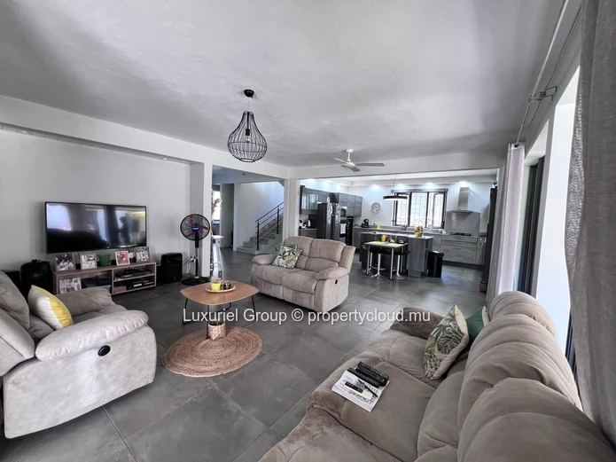 Elegance & Comfort – Contemporary Villa With Independent Suite