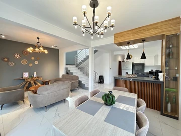 6 Bedroom Villa