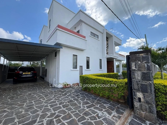 Spacious Villa With 4 Suites, Pool And Security In Mont Choisy