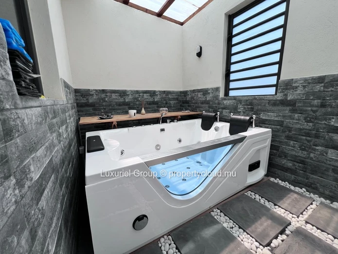Elegance & Comfort – Contemporary Villa With Independent Suite