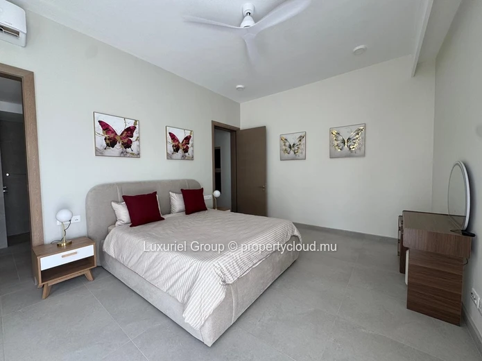 Modern Ground-Floor Apartment with Large Veranda and Pool