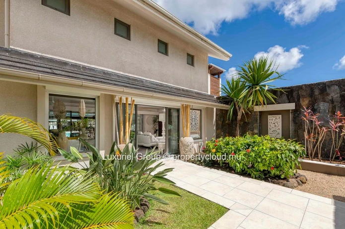 High-End Villa in a Secure Private Residence – Grand Baie