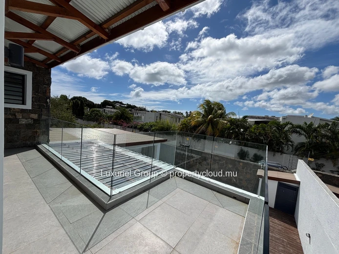 Modern Villa of 5 Bedrooms, Private Pool, Spacious Interiors