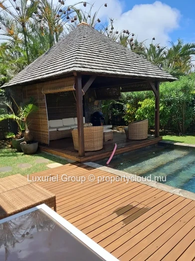 4-Bedroom Villa with Pool and Garden in Pereybere