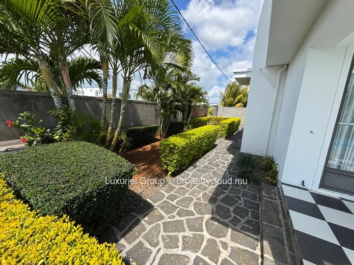 Spacious Villa With 4 Suites, Pool And Security In Mont Choisy