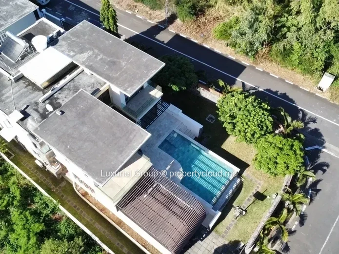 Exclusive 6-Bedroom Luxury Villa with Infinity Pool in Mont Choisy