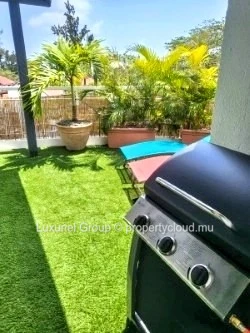  Bright and Modern 2-Bedroom Apartment with Sea View in Pereybere