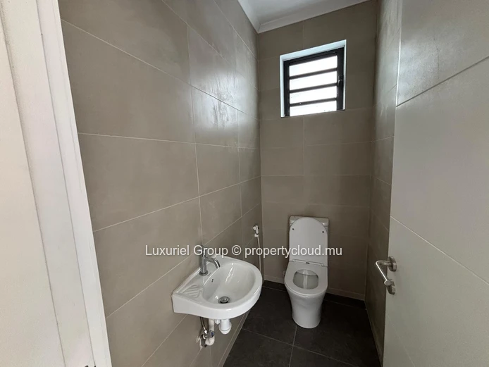 Contemporary 4-Bedroom Villa with Spacious Living Area and Pool