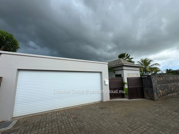Exceptional Villa In The Heart Of A Secure Estate