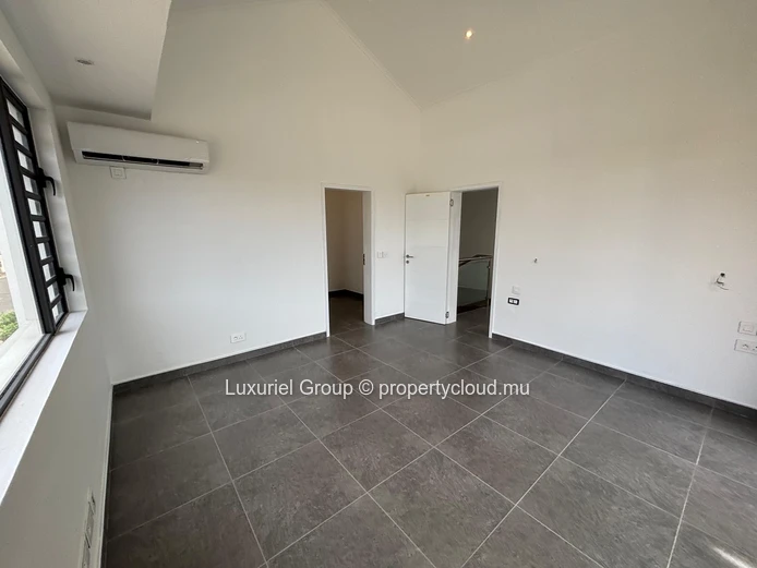 Contemporary 4-Bedroom Villa with Spacious Living Area and Pool